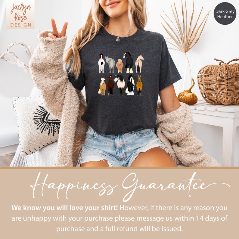 Pode incluir: Uma camiseta cinza escuro heather com um gr&aacute;fico de um grupo de cavalos em v&aacute;rias cores e poses. O texto "Happiness Guarantee" &eacute; impresso abaixo da imagem. O texto "We know you will love your shirt! However, if there is any reason you are unhappy with your purchase please message us within 14 days of purchase and a full refund will be issued." &eacute; impresso abaixo do gr&aacute;fico.