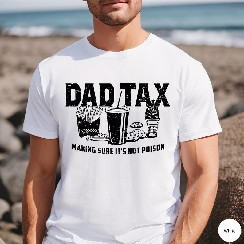 K&ouml;nnte beinhalten: Wei&szlig;es T-Shirt mit schwarzem Text, der "Dad Tax Making Sure It's Not Poison" lautet. Der Text ist von Bildern von Pommes, einem Getr&auml;nk, Keksen und einem Eis umgeben.