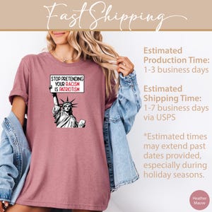 Peut inclure: Un t-shirt mauve chin&eacute; avec un graphique de la Statue de la Libert&eacute; tenant une pancarte sur laquelle est &eacute;crit "Stop Pretending Your Racism Is Patriotism".