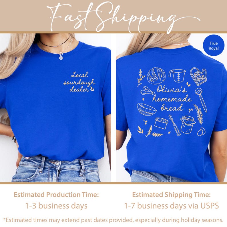 Pu&ograve; includere: Una maglietta blu reale. La parte anteriore mostra "Local sourdough dealer" in bianco. Il retro presenta un'illustrazione dorata di strumenti per la panificazione e il testo "Olivia's homemade bread". La maglietta ha anche il testo "True Royal".