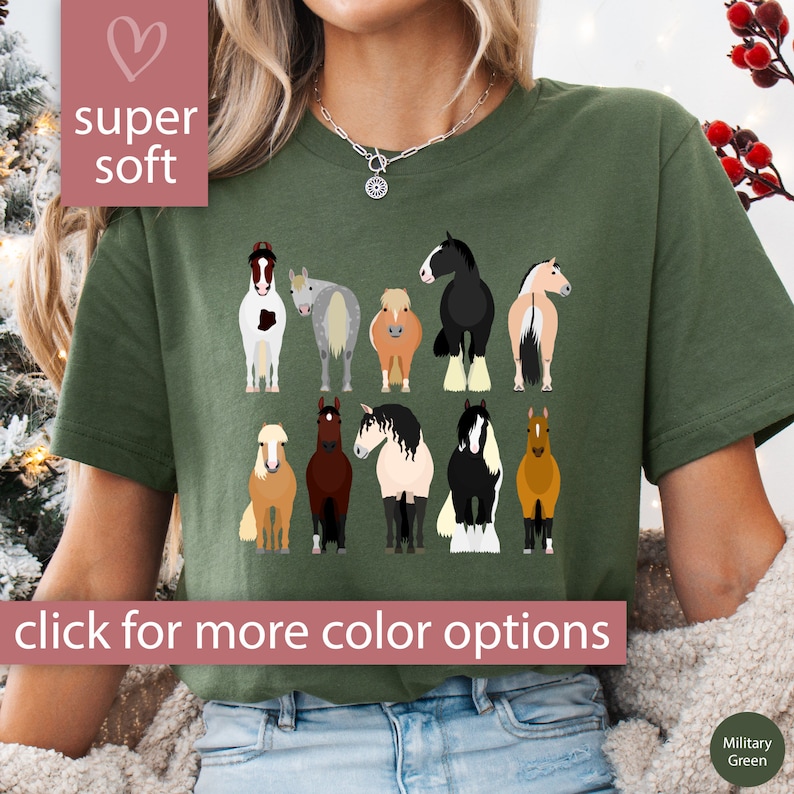 Pode incluir: Uma camiseta verde com um gr&aacute;fico de 10 cavalos diferentes em v&aacute;rias cores e poses. O texto "super soft" est&aacute; em um cora&ccedil;&atilde;o rosa na parte superior da camiseta. O texto "click for more color options" est&aacute; na parte inferior da camiseta. A camiseta est&aacute; sendo modelada por uma pessoa que est&aacute; usando jeans azul.