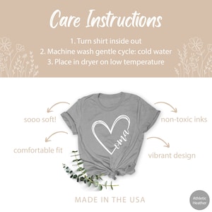 Pu&ograve; includere: Maglietta grigia con un design a forma di cuore bianco che dice "oma" all'interno. La maglietta &egrave; realizzata negli Stati Uniti e presenta una vestibilit&agrave; comoda, un tessuto morbido, inchiostri atossici e un design vibrante.