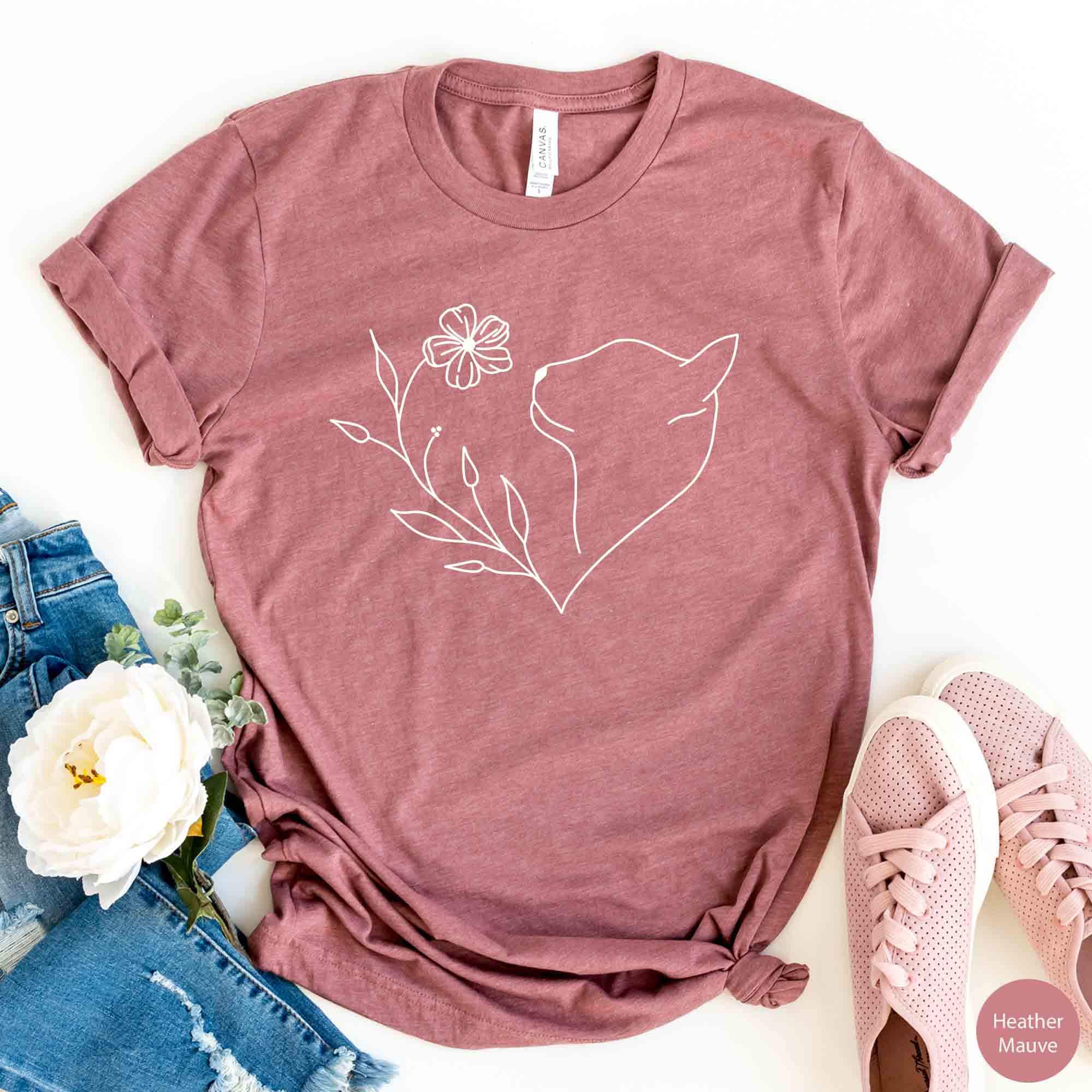 Cat Shirt for Women, Cat Lover T-Shirt for Cat Mom Gift, Cat Lover Gift for Her, Cat Gift for Cat Mom Tshirt Cute Floral Cat Gift for Women