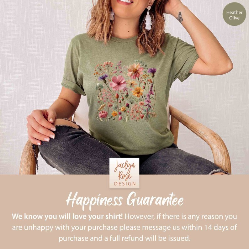 K&ouml;nnte beinhalten: Eine Frau tr&auml;gt ein gr&uuml;nes T-Shirt mit einem Blumenmuster. Das Shirt hat den Text "Jaclyn Rose DESIGN" unten. Der Text "Happiness Guarantee" befindet sich auf einem beigefarbenen Hintergrund unter dem Bild. Der Text lautet: "Wir wissen, dass Sie Ihr Shirt lieben werden! Wenn Sie jedoch aus irgendeinem Grund mit Ihrem Kauf nicht zufrieden sind, kontaktieren Sie uns bitte innerhalb von 14 Tagen nach dem Kauf und Sie erhalten eine volle R&uuml;ckerstattung."