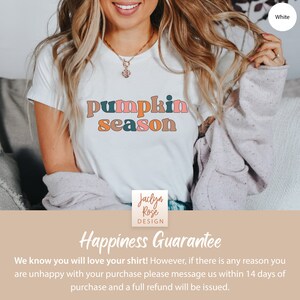 Puede incluir: Camiseta blanca con el texto "pumpkin season" en letras de colores. El texto est&aacute; en una fuente de estilo retro. La camiseta la lleva puesta una persona. El texto "Jaclyn Rose DESIGN" est&aacute; en un peque&ntilde;o cuadrado en la parte inferior de la imagen.
