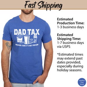 K&ouml;nnte beinhalten: Ein blaues T-Shirt mit einer wei&szlig;en Grafik, auf der "DAD TAX" steht und ein Cartoon-Bild von Fast Food abgebildet ist. Der Text unter der Grafik lautet "Making sure it's not poison".