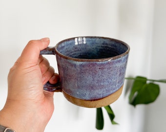 Tasse en céramique de céréales Tasse en poterie faite main, poterie moyenne, Tasse à café faite main en poterie, 12 oz, thé, roue bleue violette, jetée