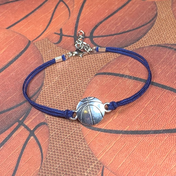 Bijoux de sport : bracelet de couleur d'équipe avec breloque de basket-ball en argent antique – joueur, équipe, entraîneur cadeau/cadeau/faveur – plusieurs couleurs disponibles.