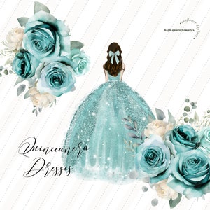 Può includere: Un'illustrazione digitale di un abito da quinceañera blu turchese con un effetto glitter scintillante. L'abito è indossato da una giovane donna con i capelli castani e un fiocco. L'immagine include anche due composizioni floreali con rose bianche e blu turchese.