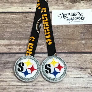 GAME Day Reach Straps Charms. Nfl. NBL. College Spel. Tula. Gelukkige Baby. Lillebaby. Emeibaby. Kinderpack. Chimparoo. Pikkolo. Boba. Exploreren.