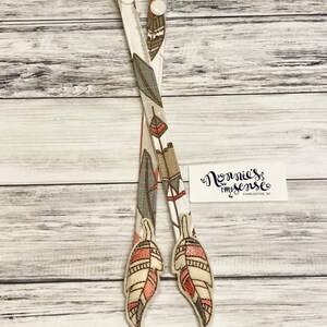 FEATHERS Charms of Reach Straps. Gelukkige Baby Charms. Tula Charms. Emeibaby. Boba. Lillebaby. Carrier Decor Flair. Pikkolo. Kust. Gratis kweek.