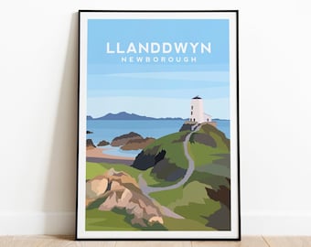 Pode incluir: Uma ilustração colorida de um farol em um penhasco rochoso com vista para uma praia. O texto "LLANDDWYN NEWBOROUGH" está no topo da imagem.