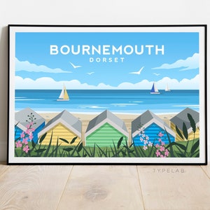 Può includere: Un'illustrazione colorata di capanne sulla spiaggia con un oceano e un cielo blu sullo sfondo. Il testo "BOURNEMOUTH DORSET" è in cima all'immagine.