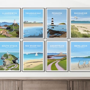 Puede incluir: Un conjunto de ocho p&oacute;sters de viaje coloridos que representan diferentes lugares de la isla de Anglesey en Gales. Cada p&oacute;ster presenta una ilustraci&oacute;n &uacute;nica de un hito, una playa o una vista panor&aacute;mica, con el nombre del lugar y "Anglesey" escrito en blanco en la parte superior.