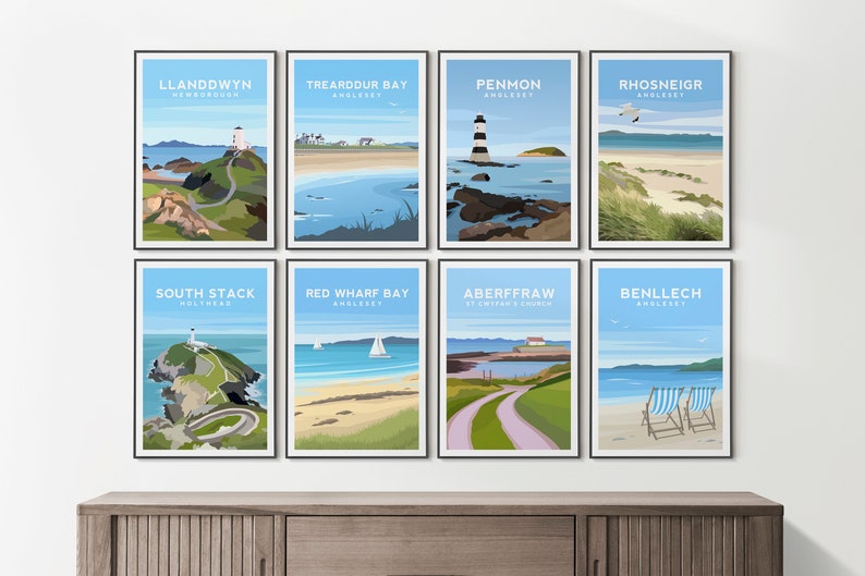 Puede incluir: Un conjunto de ocho p&oacute;sters de viaje coloridos que representan diferentes lugares de la isla de Anglesey en Gales. Cada p&oacute;ster presenta una ilustraci&oacute;n &uacute;nica de un hito, una playa o una vista panor&aacute;mica, con el nombre del lugar y "Anglesey" escrito en blanco en la parte superior.