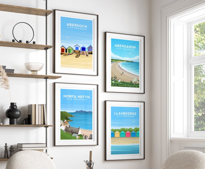 Puede incluir: Cuatro impresiones enmarcadas de diferentes escenas costeras de Gales. Cada impresi&oacute;n presenta una ilustraci&oacute;n colorida de una playa con el nombre del lugar y "Llyn Peninsula" escrito debajo. Las impresiones est&aacute;n dispuestas en una cuadr&iacute;cula en una pared blanca.