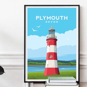 Puede incluir: Un faro rojo y blanco a rayas con un cielo azul y el mar de fondo. El texto "PLYMOUTH DEVON" está en la parte superior de la imagen.