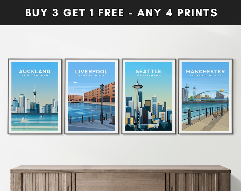 Puede incluir: Cuatro impresiones de paisajes urbanos con un esquema de color azul y blanco. Las impresiones representan Auckland, Nueva Zelanda; Liverpool, Inglaterra; Seattle, Washington; y Manchester, Inglaterra. Las impresiones est&aacute;n enmarcadas en negro y tienen un fondo blanco. El texto "BUY 3 GET 1 FREE - ANY 4 PRINTS" est&aacute; en la parte superior de la imagen.