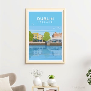 Puede incluir: Una ilustraci&oacute;n colorida del Puente Ha'penny en Dubl&iacute;n, Irlanda. El puente es blanco con un cielo azul y un reflejo de agua. El texto "DUBL&Iacute;N IRLANDA" est&aacute; en la parte superior de la imagen.