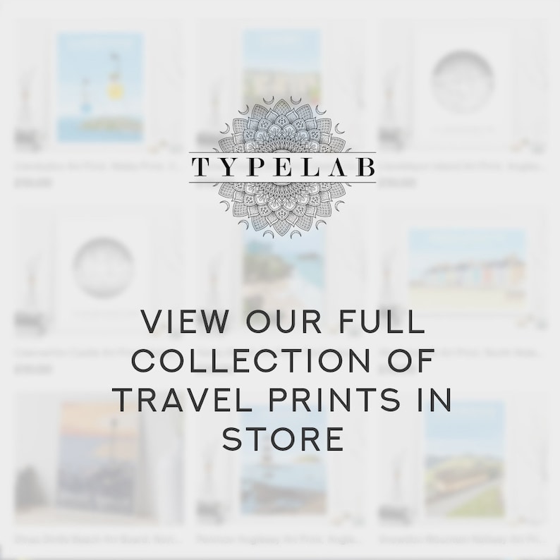 Puede incluir: Un collage de estampados de viaje que representan diferentes destinos. Los estampados est&aacute;n dispuestos en una cuadr&iacute;cula y todos en una paleta de colores apagados. El texto "VIEW OUR FULL COLLECTION OF TRAVEL PRINTS IN STORE" se muestra en el centro de la imagen. El texto "TYPELAB" se muestra encima del texto "VIEW OUR FULL COLLECTION OF TRAVEL PRINTS IN STORE".