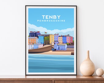 Pode incluir: Uma ilustração colorida de uma cidade costeira com o texto "Tenby, Pembrokeshire" no topo. A cidade é representada com edifícios coloridos e um oceano azul em primeiro plano.