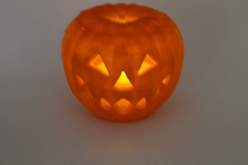 3D Printed pumpkin with flickering LED candle effect light image 4