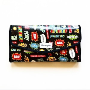 Bolso cambiador portátil de algodón laminado con cómic de superhéroe negro y rojo