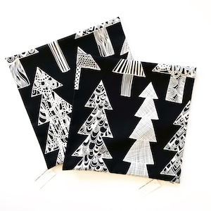 Marimekko 'Kuusikossa' Copricuscino natalizio scandinavo monocromatico con albero di pino in bianco e nero