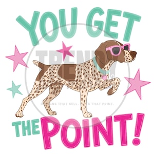 Könnte beinhalten: Ein braun-weiß gefleckter Hund mit einer rosa Sonnenbrille und einem hellblauen Halsband mit Herzanhänger. Der Text YOU GET THE POINT ist in Türkis und Pink dargestellt. Rosa und türkisfarbene Sterne umgeben den Hund auf weißem Grund.