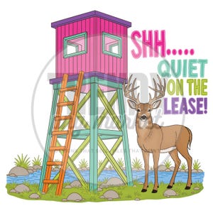 Pu&ograve; includere: Un'illustrazione grafica di un capanno da caccia rosa acceso su un supporto in legno color verde acqua con una scala arancione, accanto a un cervo marrone. Il testo recita SHH..... QUIET ON THE LEASE! in lettere rosa, verde acqua, verde lime e viola.