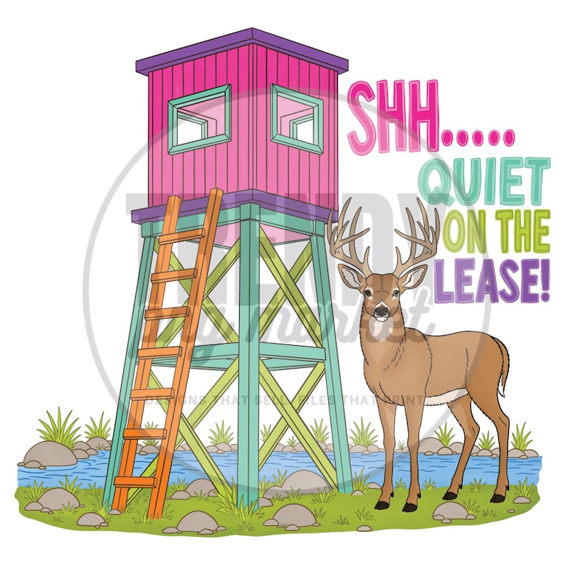 Pu&ograve; includere: Un'illustrazione grafica di un capanno da caccia rosa acceso su un supporto in legno color verde acqua con una scala arancione, accanto a un cervo marrone. Il testo recita SHH..... QUIET ON THE LEASE! in lettere rosa, verde acqua, verde lime e viola.