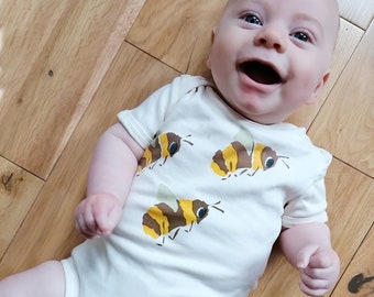 Body de bebé de algodón orgánico con estampado de peras y abejas de Save the Bees.