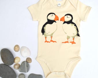 Body de bebé de algodón orgánico Puffin: Body unisex estampado a mano