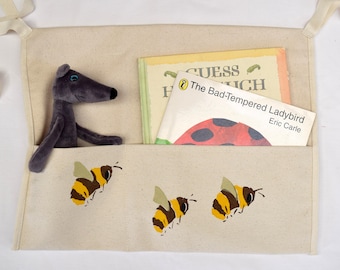 Organizador de cama Bumblebee: Organizador de libros y juguetes de algodón orgánico, hecho a mano en Gales
