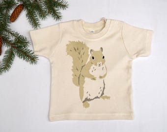 Camiseta de bebé con estampado de ardilla gris. Algodón orgánico natural. Fauna del bosque.