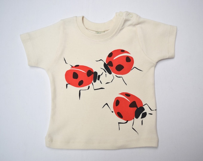 Ladybird baby t-shirt and hat in organic cotton. Baby boy or baby girl gift.