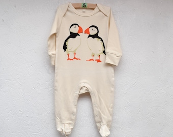 Pijama de bebé con estampado de frailecillos hecho a mano: pijama de algodón orgánico con motivos de fauna costera.