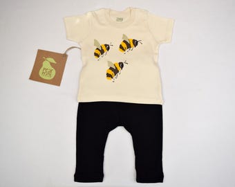 Conjunto de bebé de algodón orgánico: camiseta y leggings con estampado de animales salvajes.