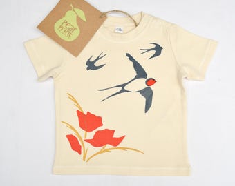 Camiseta de bebé con estampado de golondrinas veraniegas, confeccionada en algodón orgánico. Pájaros bebés.