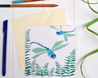 Tarjeta de felicitación con libélulas y helechos. Tarjeta cuadrada de 14 cm.
