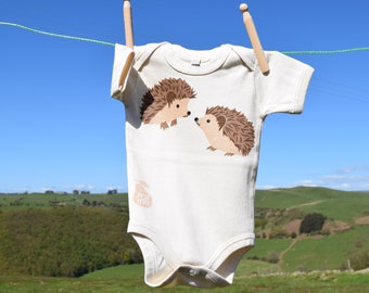 Body de bebé de algodón orgánico: diseño de erizo estampado a mano