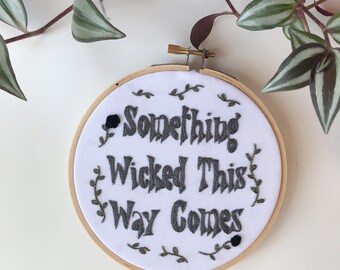 Something Wicked Hand Stickerei.StickrahmenKunst. Handstickerei. moderne Stickerei. Halloween. Stickerei. Shakespeare Zitat. Wandkunst