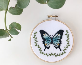 Schmetterling-Hand-Stickerei. Stickerei-Reifen-Kunst. Handstickerei. moderne Stickerei. Geburtstagsgeschenk. Stickerei. Geschenk für sie. Wandkunst. Boho