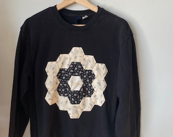Schwarzer Quilt-Block-Pullover