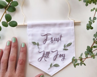Stickdatei Banner. Wandbanner. Wandbanner aus Stoff. Leinwand-Wandbanner. Wandfahne. Wand Wimpel. Banner. Handstickerei. Wandkunst. Zitat