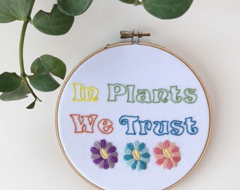 In Pflanzen vertrauen wir Stickerei. Handstickerei. Stickerei-Reifen-Kunst. moderne Stickerei. Retro-Wand-Kunst. Pflanze Mama. vegetarische Kunst. floral ar