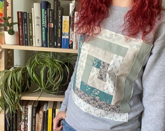 Grauer gesteppter Pullover