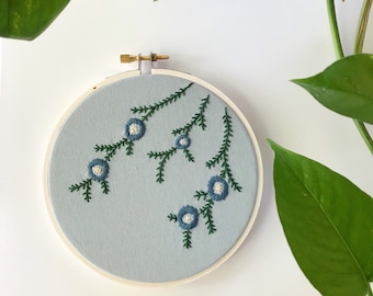 Botanische Stickerei. Handstickerei. Stickerei-Reifen-Kunst. moderne Stickerei. Retro-Wand-Kunst. Pflanze Mama. vegetarische Kunst. Blumenkunst. Grün