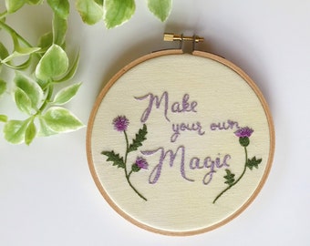 Magische Handstickerei. Moderne Stickerei. Stickerei-Reifen-Kunst. Stickerei. Hexe. witzige Kunst. Hexerei. Magie. Witchy Dekor. witzige Geschenke.
