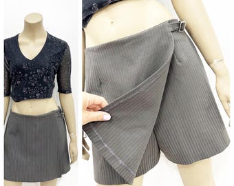 1990's grey pinkstripe patterned skorts. Size S/M.